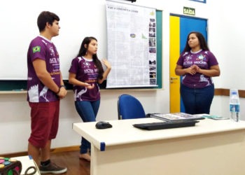 Luis Fernando, Eduarda e Raíssa durante apresentação do projeto a mestrandos da Faccat.