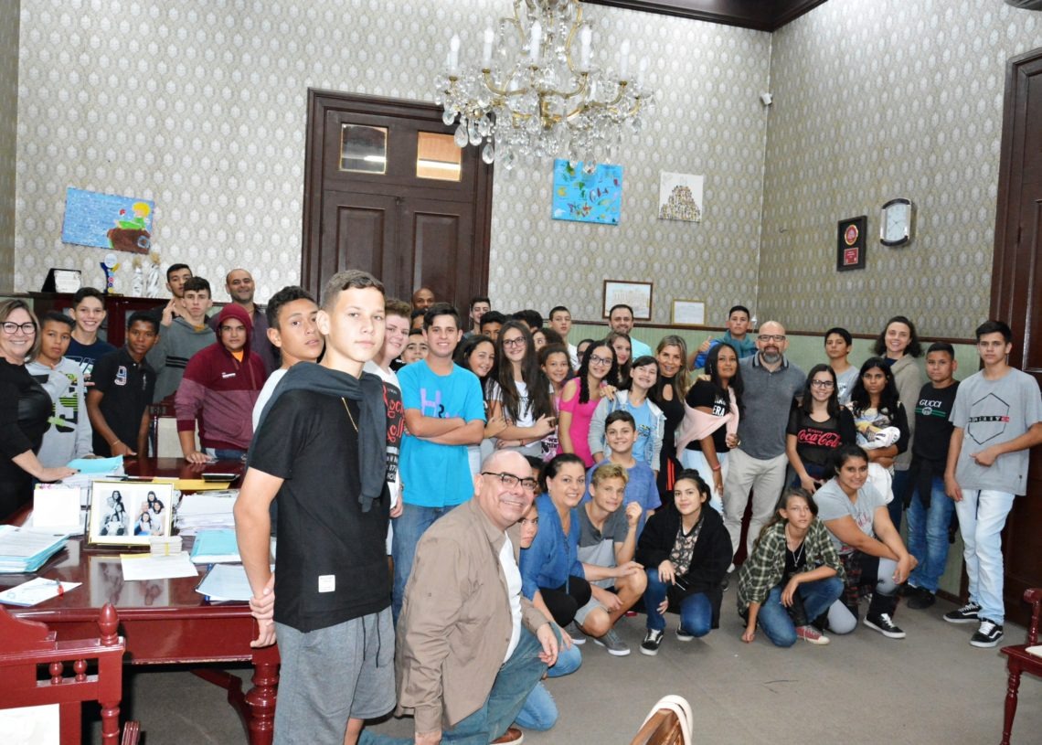 Prefeito Tito Livio Jaeger Filho (em pé, 7º dir) convidou os jovens para participar da reunião com o grupo de vereadores. Foto: Cleusa Silva.