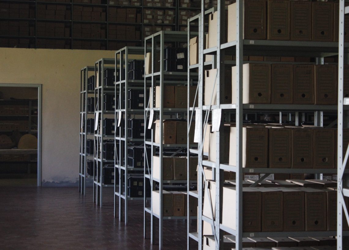 Grande parte dos materiais estão mantidos em caixas, organizadas em diversas prateleiras em um dos anexos.
Fotos: Matheus de Oliveira