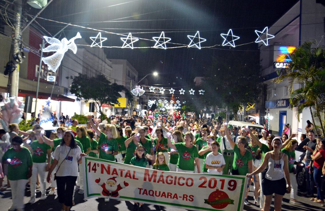 Voluntárias do Natal vieram à frente da Caminhada de Luz, seguidas por autoridades municipais, artistas e comunidade em geral Foto: Cleusa Silva