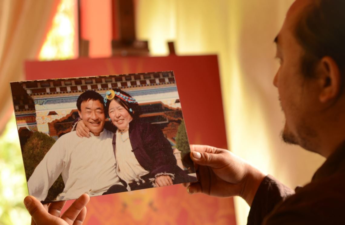 Cheio de saudade: Ogyen Shak olha fotografia de seus pais Tashi Choeyoung e Sonam Tso Foto: Juan Cavalheiro