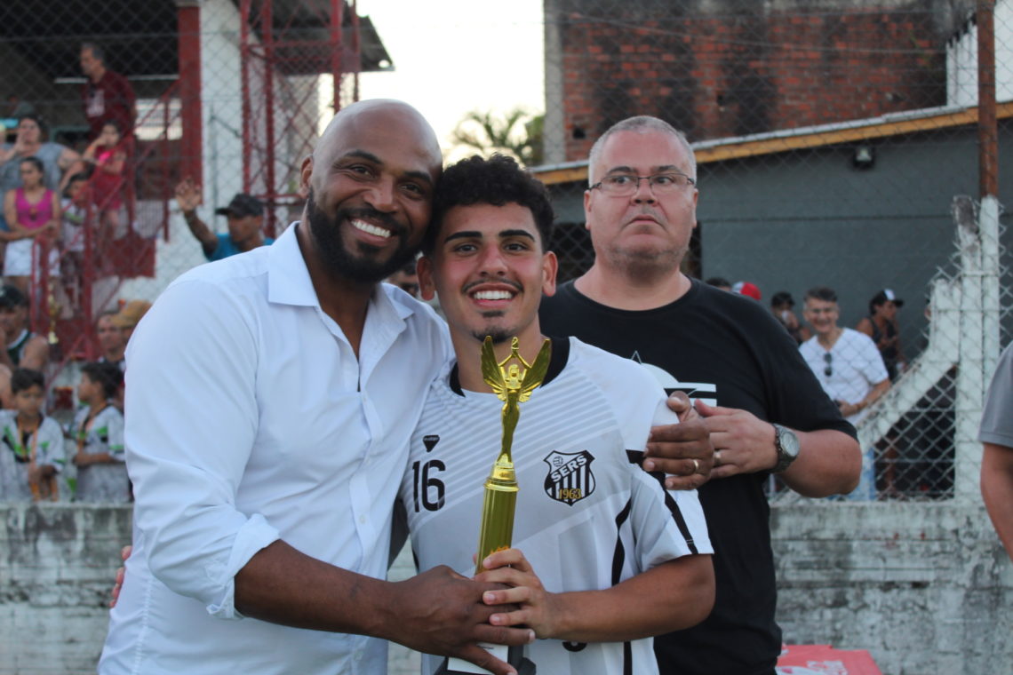 Vereador Telmo entregando o prêmio de jogador revelação para o atleta Dudu, do Santos Foto: Lilian Moraes
