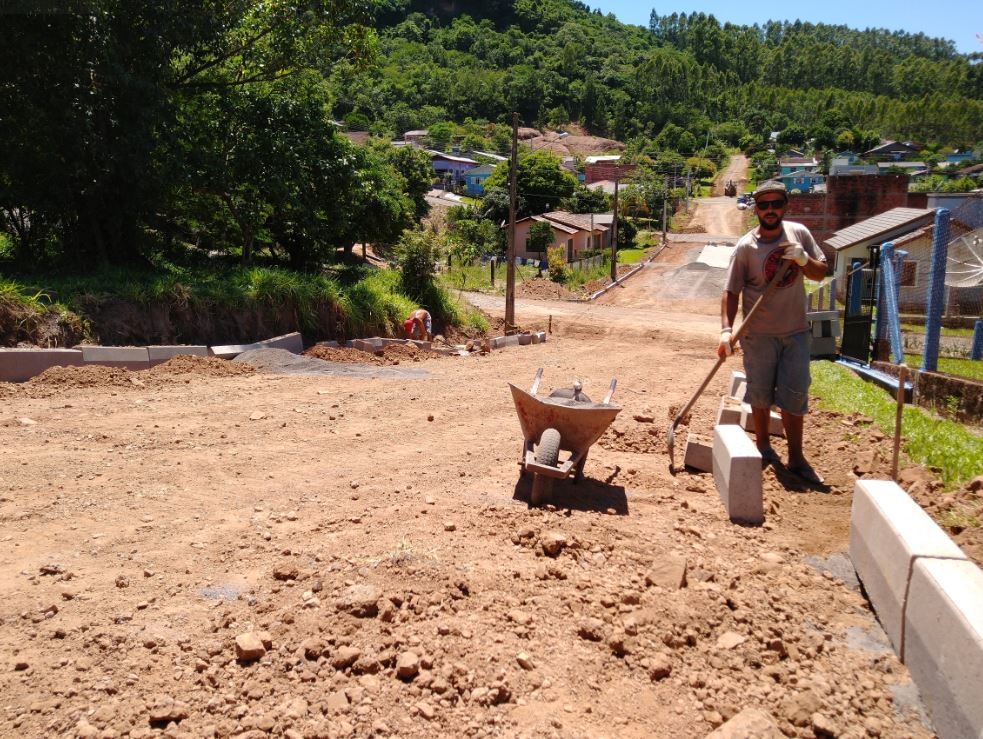 Implantação de pavimentação com bloquetos de concreto em rua do bairro Rio Branco dará nova perspectiva ao local
Fotos: Deivis Luz