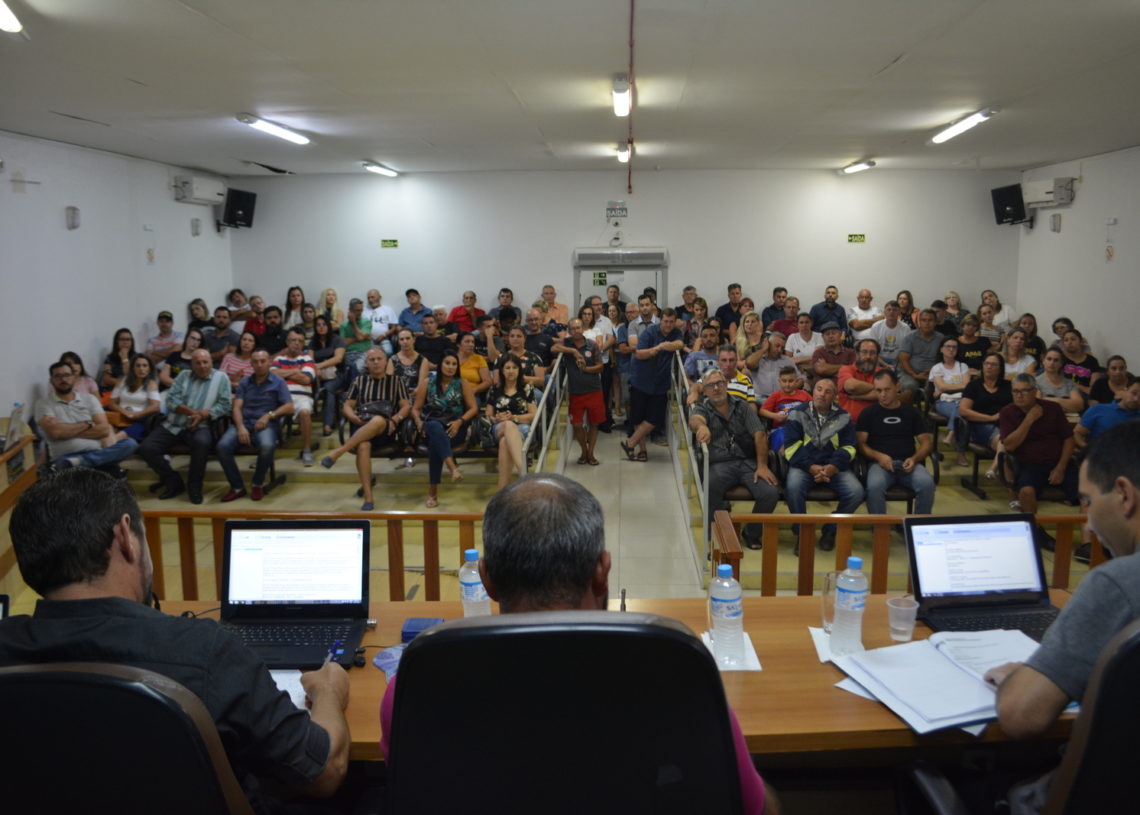 Público se fez presente para acompanhar a sessão extraordinária na Câmara de Vereadores de Parobé Foto: Eduarda Rocha