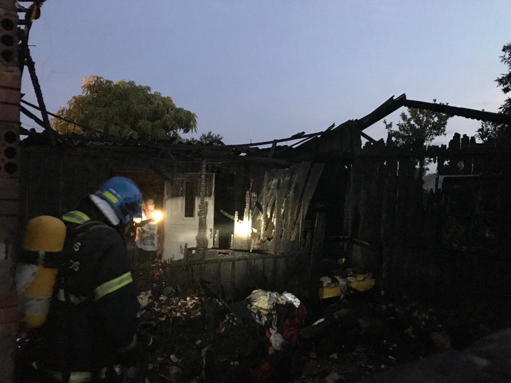 Casa, móveis e roupas Casa, móveis e roupas dos moradores foram dos moradores foram consumidos pelo fogo consumidos pelo fogo Foto:  Lilian Moraes