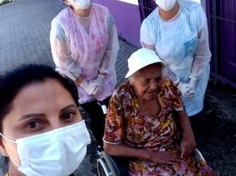 Dona Ironita, com 100 anos, foi recebida pela coordenadora Raquel Fabiana, pela enfermeira Fernanda e pela técnica Roberta na UBS Piazito Foto: Divulgação