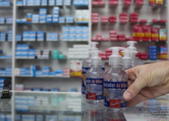 A quantidade de produtos que chega nas farmácias acaba sendo insuficiente para a demanda
Fotos: Lilian Moraes