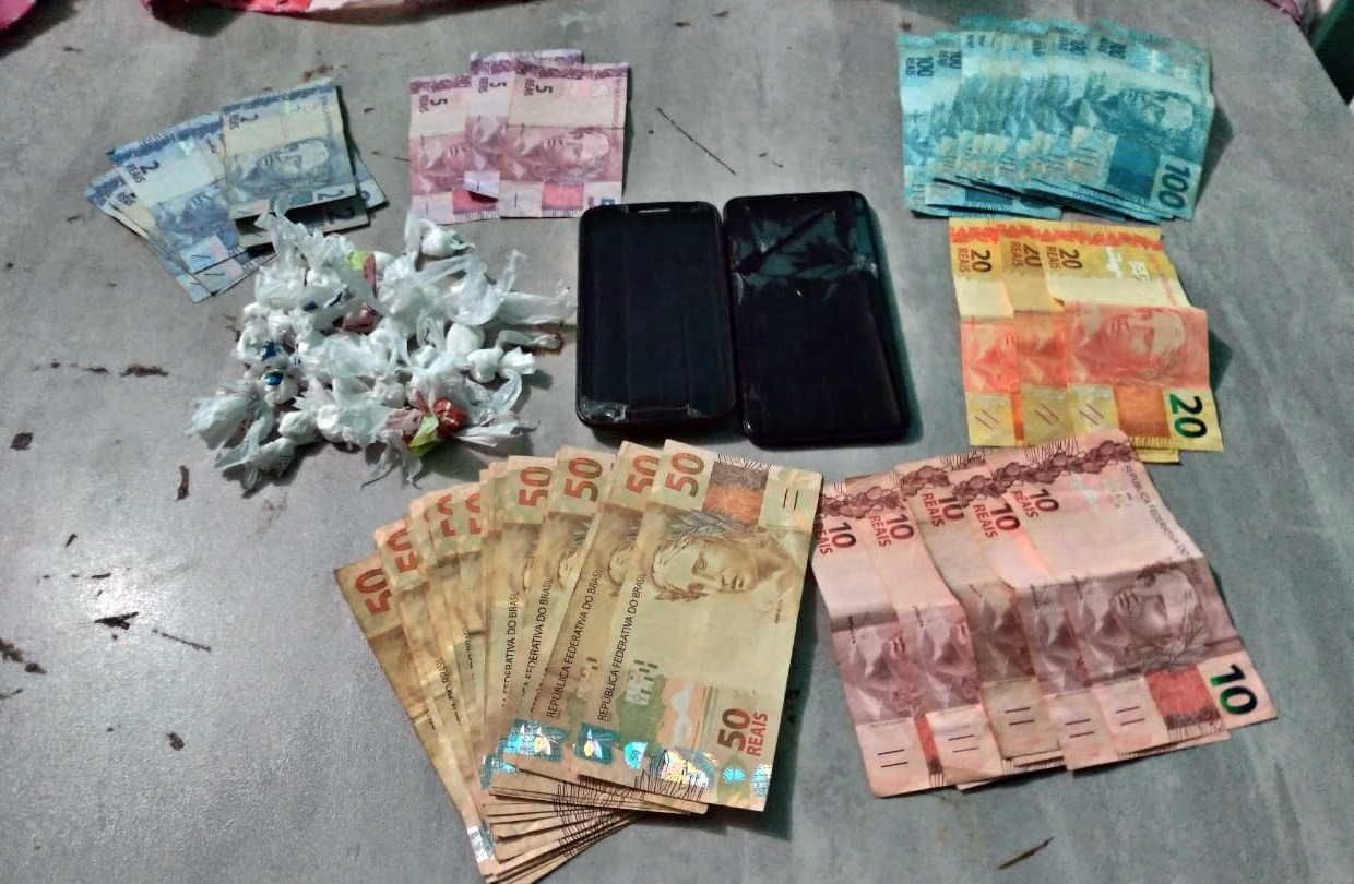 Dinheiro, drogas e celulares apreendidos com a mulher de 25 anos em Taquara Foto:Brigada Militar