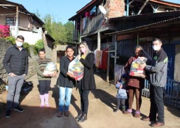 37 cestas foram
distribuídas em três bairros da cidade
Foto: Lilian Moraes
