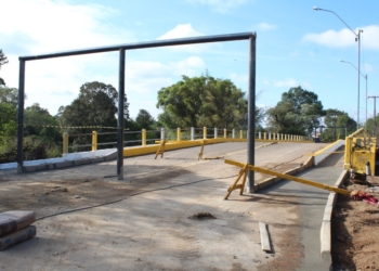 Limitador foi instalado para evitar que veículos com mais de três metros passe no local. 
Foto: Matheus de Oliveira