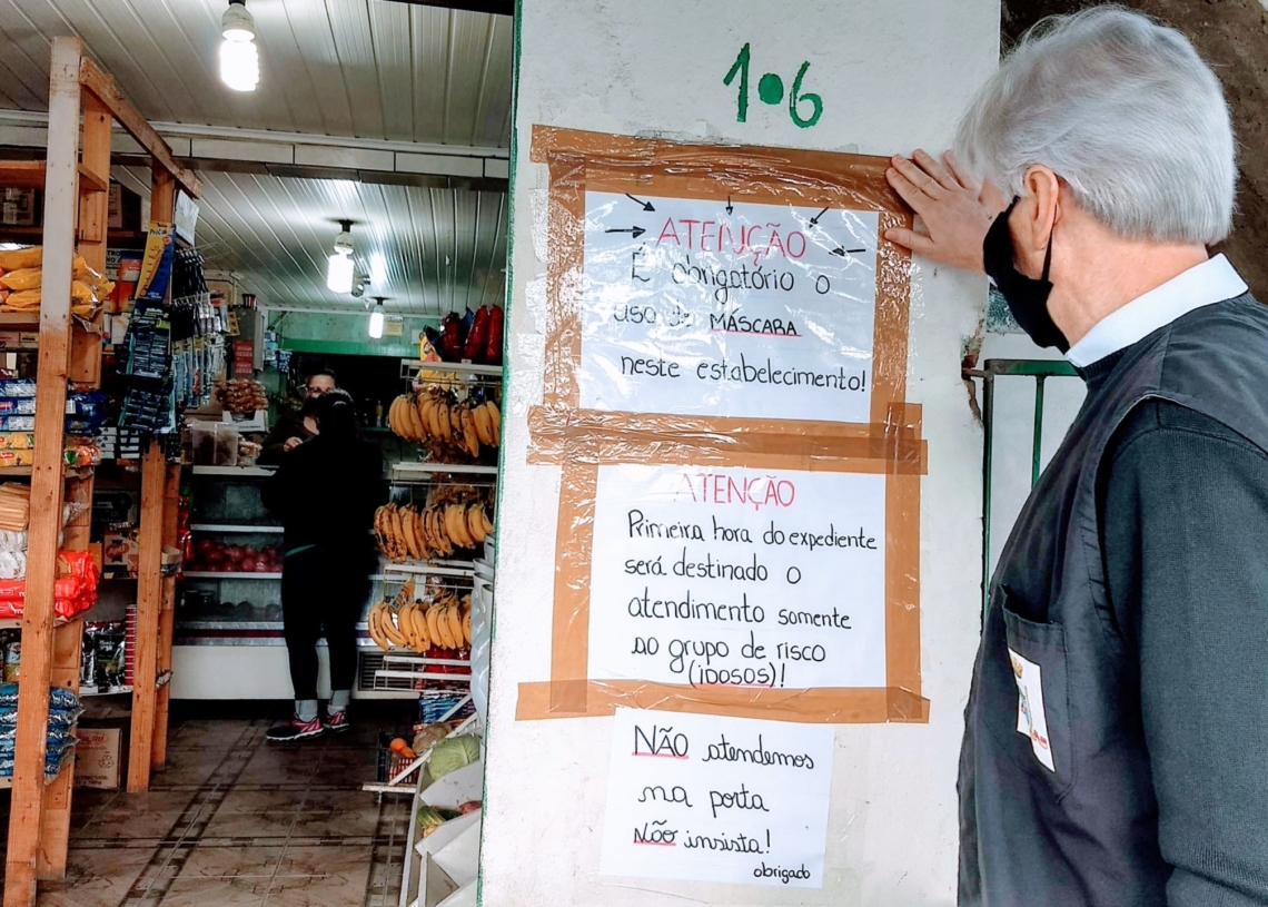 Fiscais percorrem centro, bairros e interior de Taquara orientando comércio e prestadores de serviço Foto: Prefeitura de Taquara/ Divulgação