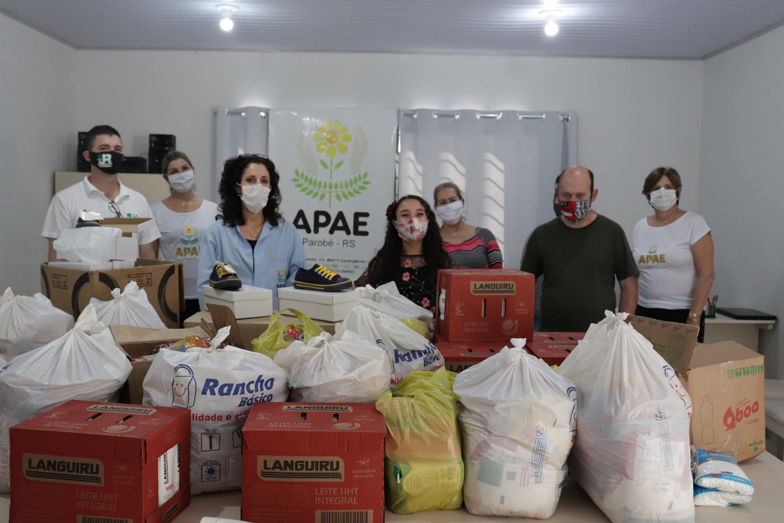 Luiza Barbosa e membros do Jornal Repercussão estiveram entregando as doações para a APAE de Parobé na terça-feira