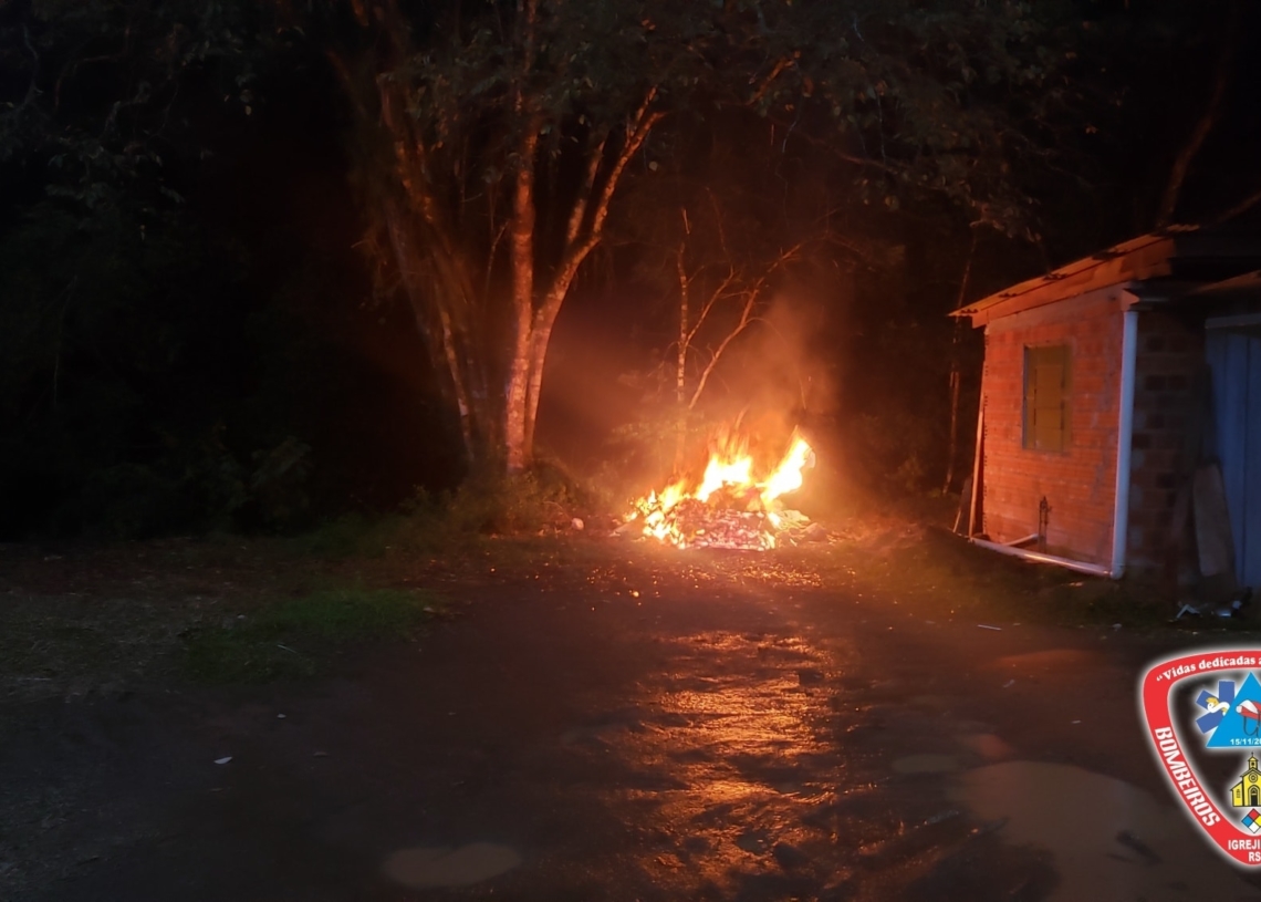 Morador ateou fogo em lixo e causou transtornos aos bombeiros | Foto: CBV de Igrejinha