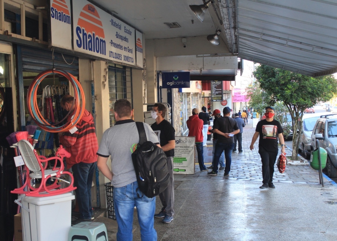 Apesar do movimento nas ruas, comerciantes relatam queda nas compras.
Foto: Matheus de Oliveira