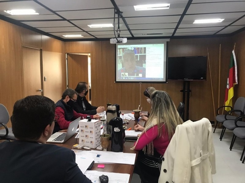 Secretário Meirelles e equipe da Secretaria de Articulação e Apoio aos Municípios realizaram videoconferência - Foto: Ascom Samm