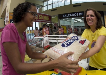 Amanda Lopes, faz doação no Dia Nacional de Coleta de Alimentos. Na ação, voluntários recebem doações em supermercados de 60 cidades do País (Marcelo Camargo/Agência Brasil)