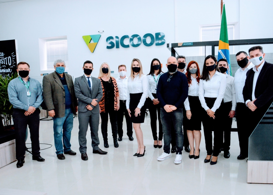 Equipe do SICOOB Taquara com representantes da municipalidade Foto: Magda Rabie/PMT