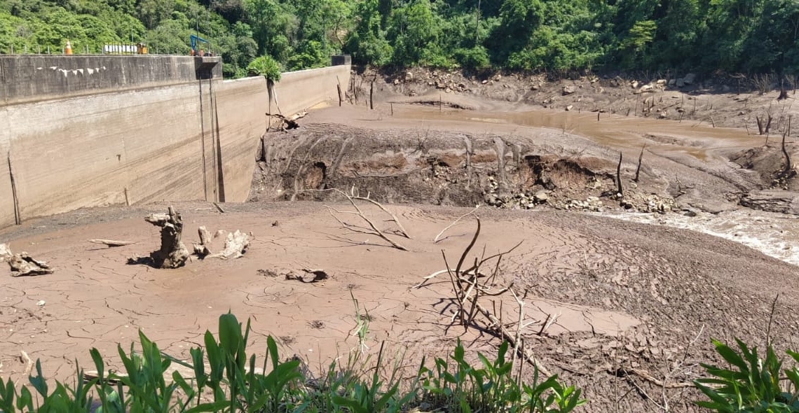 Lodo acumulado na represa invadiu grande extensão do leito do rio Foto: Patram / Sd. Alexander de Freitas