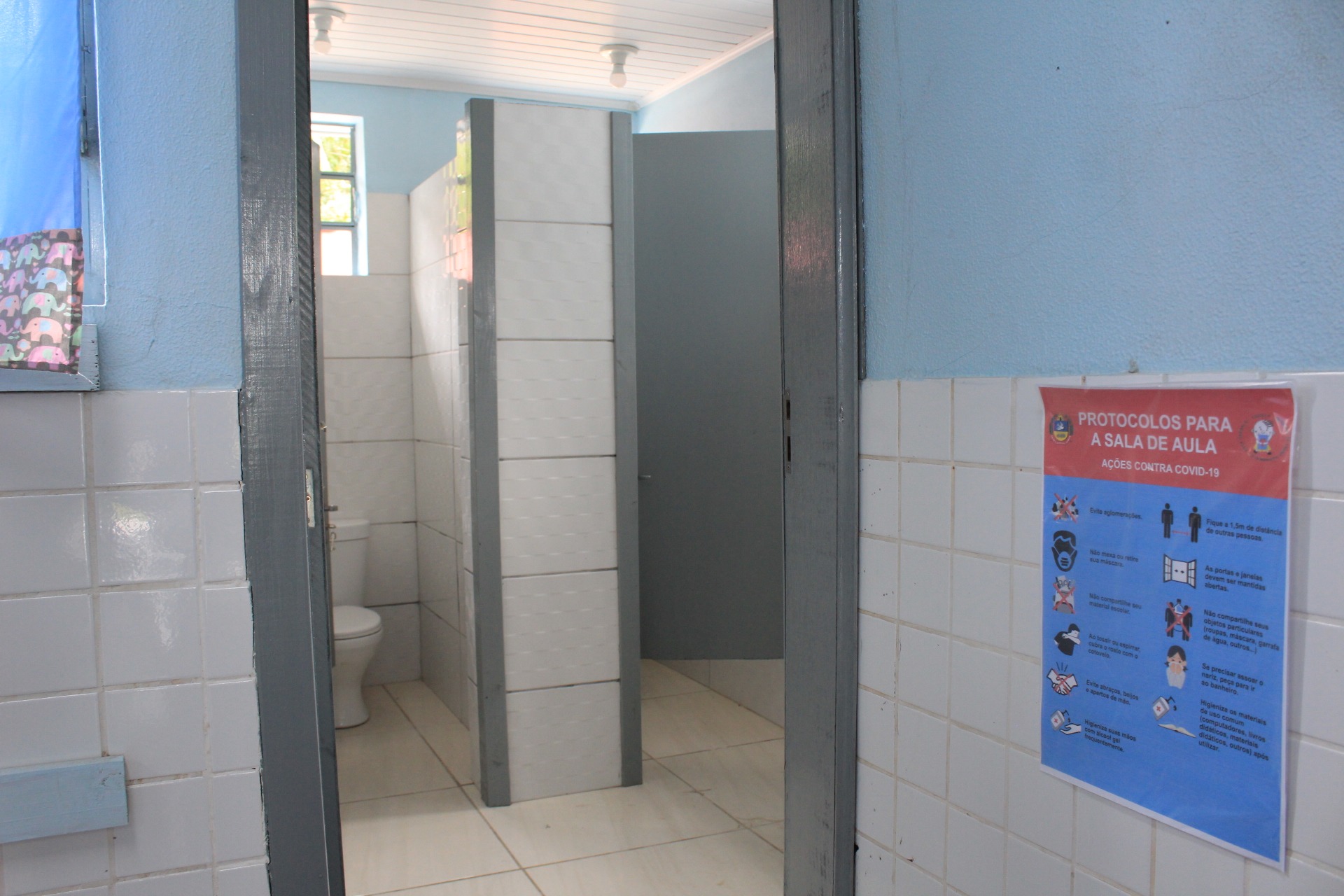 Banheiros reformados na EMEF Anita Garibaldi Foto: Lilian Moraes
