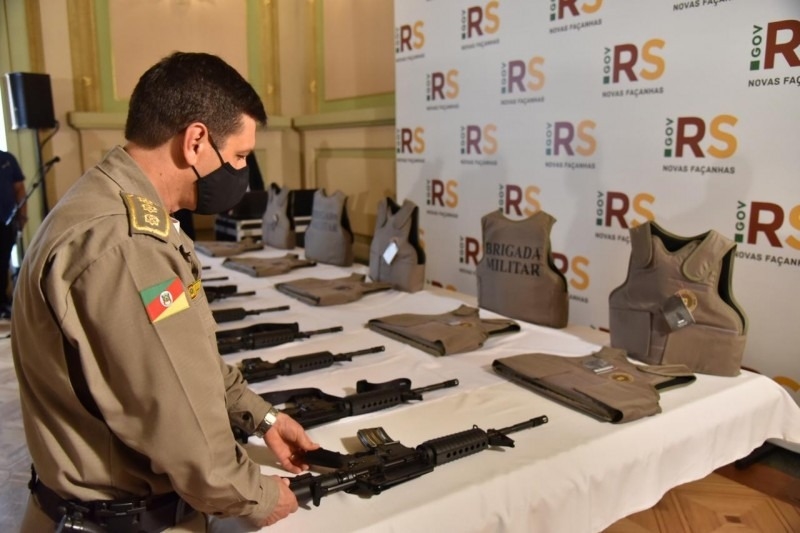 Armamento e equipamentos de proteção serão distribuídos para unidades em 108 municípios do RS - Foto: Rodrigo Ziebell/EMBM/PM5