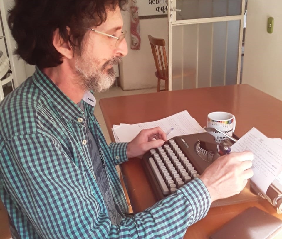 Luiz começou a utilizar a máquina de escrever aos 15 anos. Hoje, aos 56, ainda faz uso para “fugir” do computador. Foto: Arquivo/Luiz Haiml