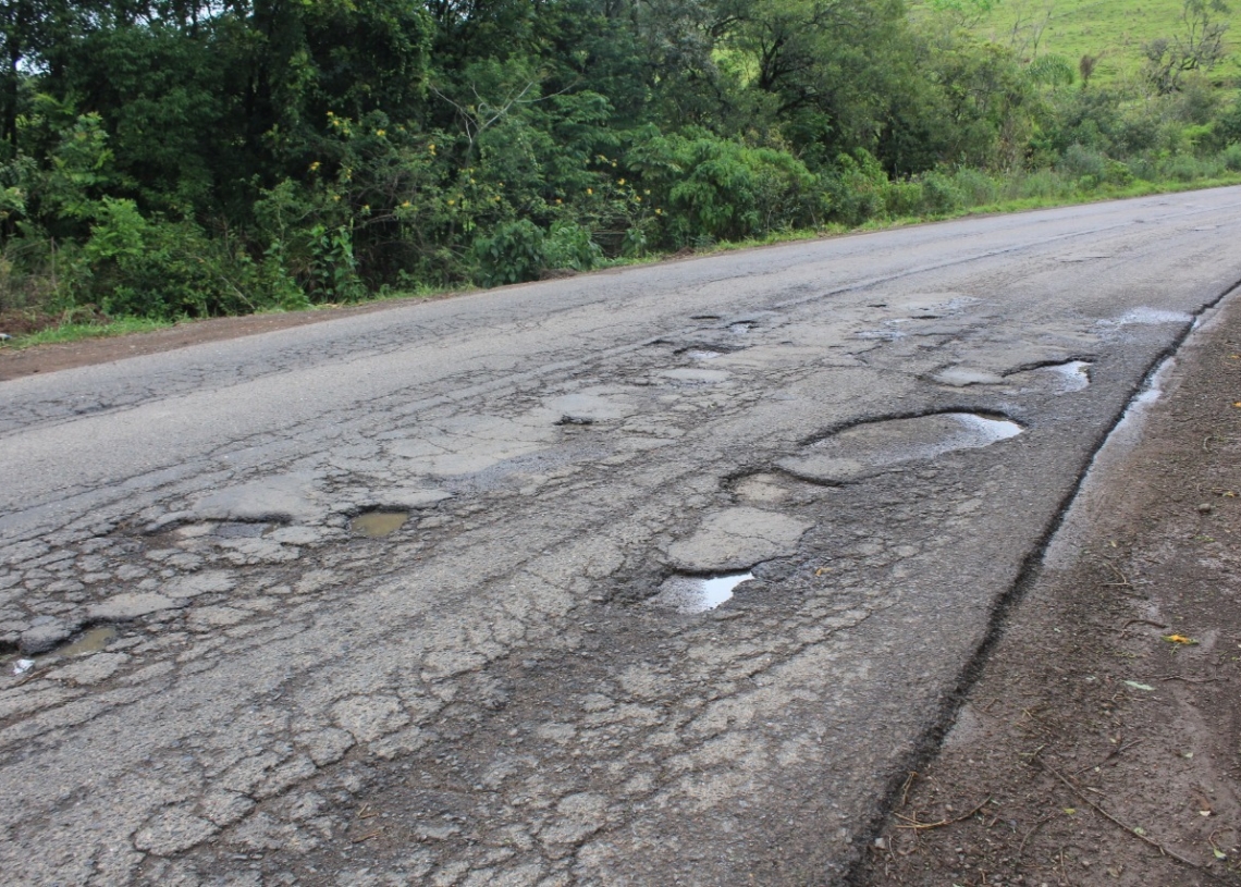 Asfalto apresenta buracos em inúmeros trechos da rodovia. Linha de divisão da pista desapareceu em meio ao desgaste.
Fotos: Matheus de Oliveira