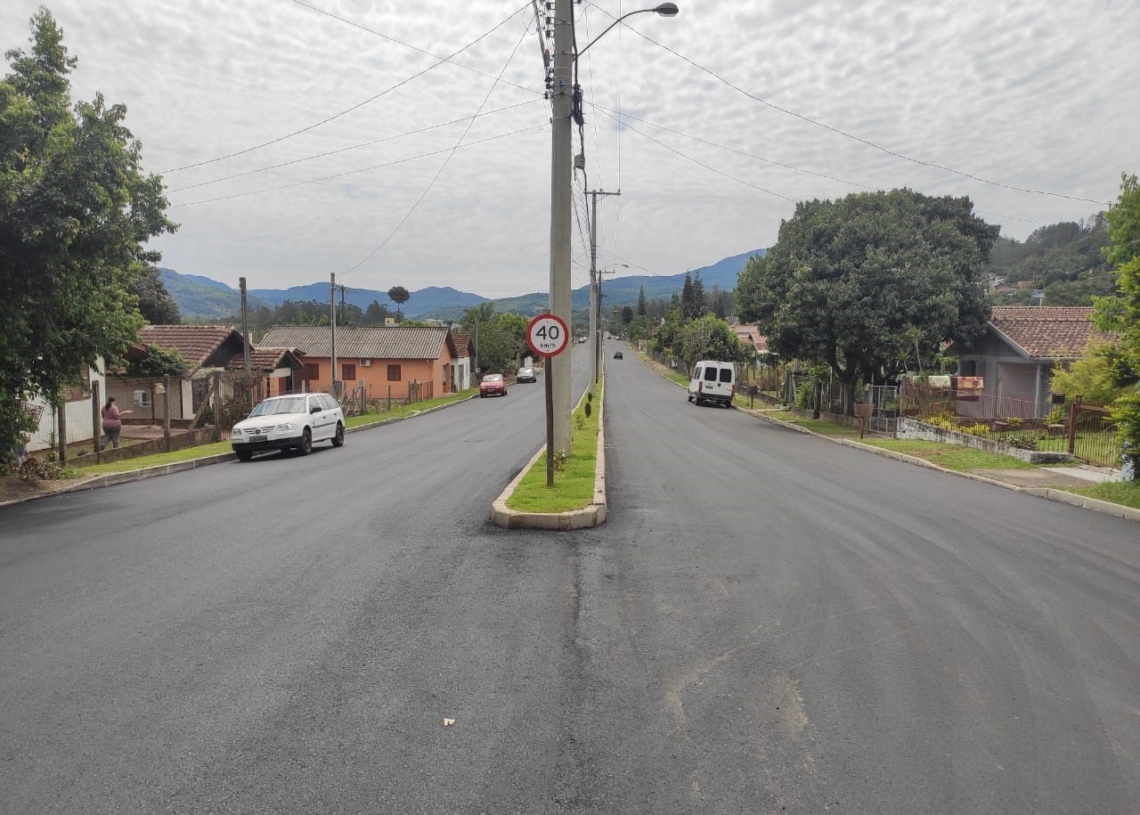 Mais de um quilômetro da avenida recebeu pavimentação asfáltica. Fotos: Divulga-Fotos: Divulga-ção/PMRção/PMR