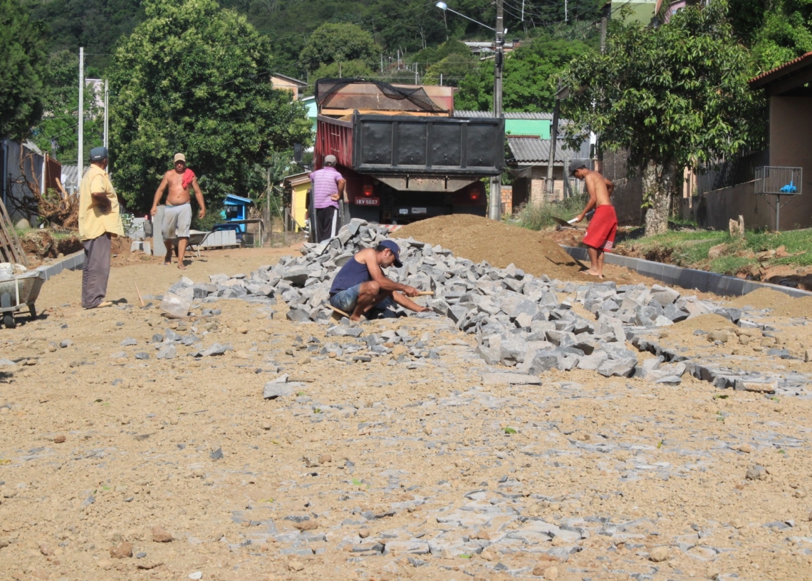 Pavimentação com pedra irregular teve início na última semana.
Foto: Matheus de Oliveira