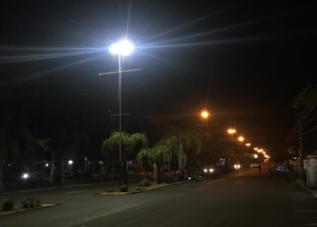 Contraste entre luminárias do tipo vapor, com luzes alaranjadas, contra lâmpada com tecnologia LED na Avenida Santa Maria.
Foto: Matheus de Oliveira