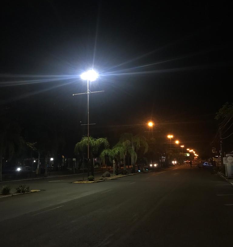 Contraste entre luminárias do tipo vapor, com luzes alaranjadas, contra lâmpada com tecnologia LED na Avenida Santa Maria.
Foto: Matheus de Oliveira