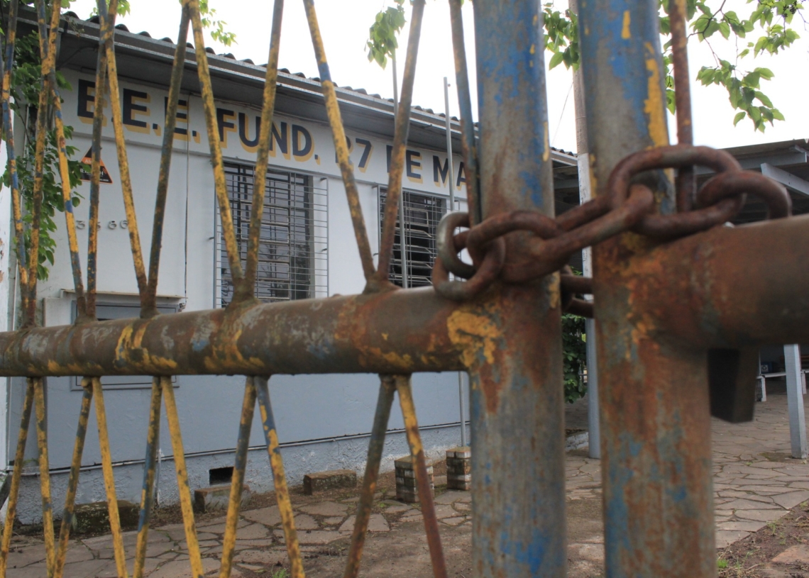 Portões fechados na 27 de Maio sintetizam situação de escolas estaduais da região. Fotos: Matheus de Oliveira