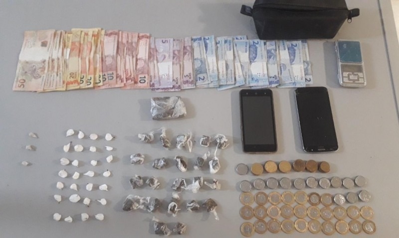 Droga, dinheiro e celulares apreendidos (Foto: Brigada Militar)