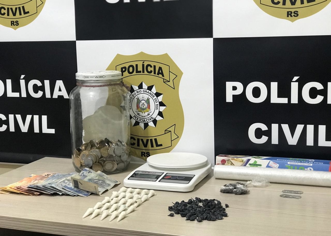 Droga e dinheiro apreendidos pelos agentes (Foto: Polícia Civil)