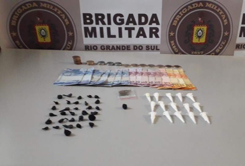 Drogas e dinheiro da primeira apreensão Foto: Brigada Militar