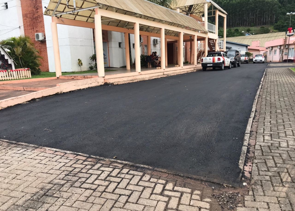 Camada de asfalto sobre o estacionamento da prefeitura. 
Foto: Matheus de Oliveira