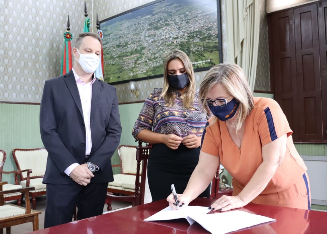 Procurador Jurídico do Município, Thiago Feltes, secretária Carla e prefeita Sirlei assinaram edital nesta sexta-feira Foto: Cris Vargas