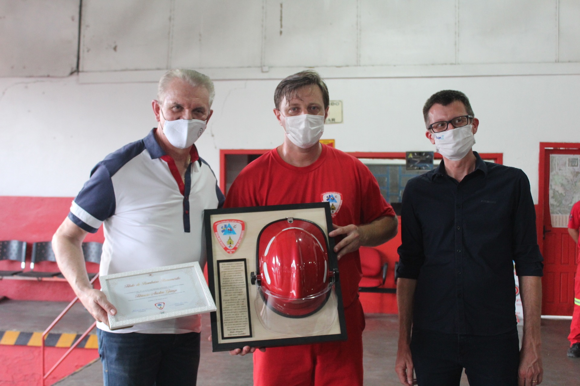 Tibúrcio Grings recebendo a homenagem dos Bombeiros Voluntários Ato de assinatura da renovação de contrato do município com os bombeiros Foto: Lilian Moraes