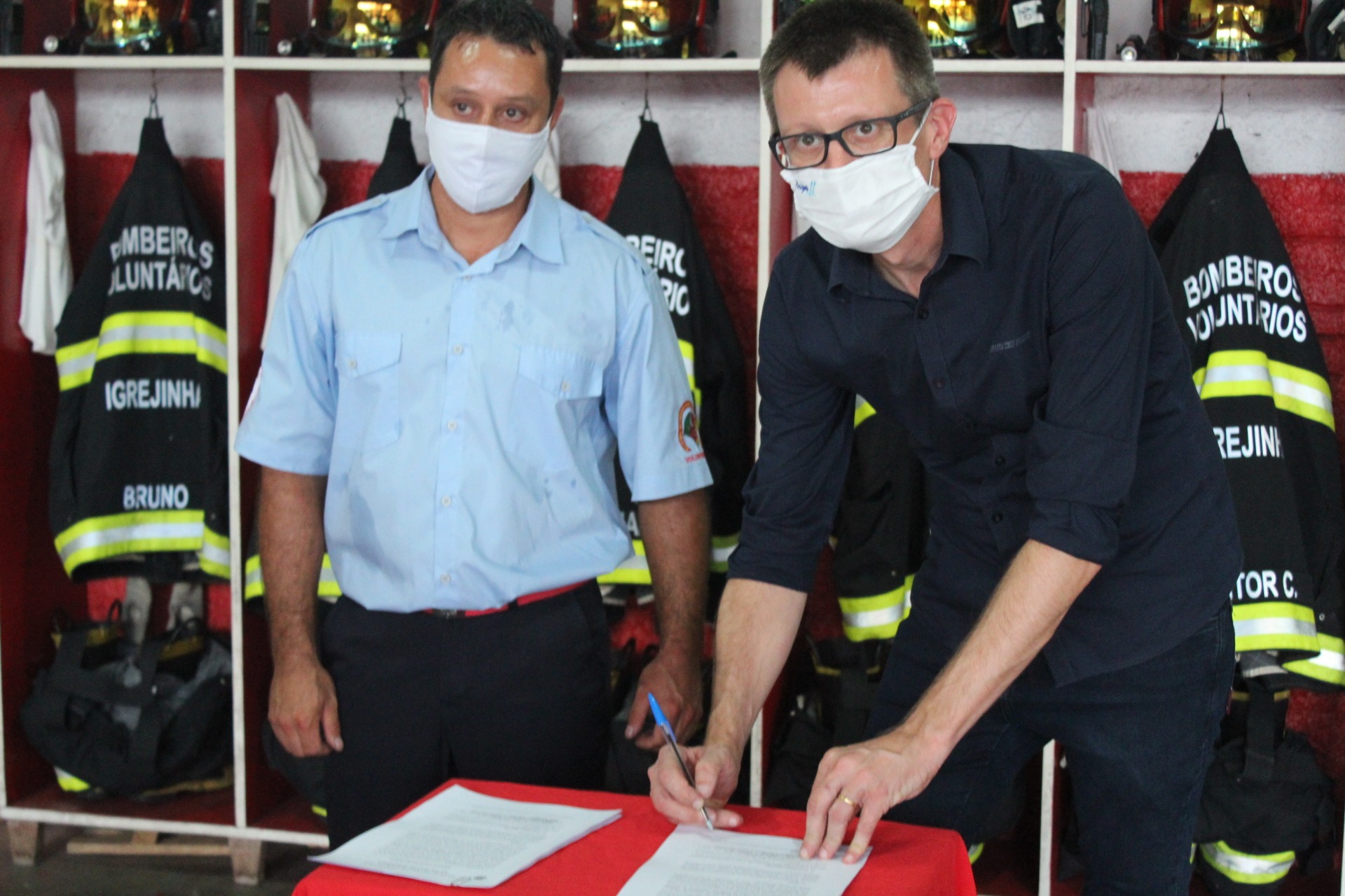 Ato de assinatura da renovação de contrato do município com os bombeiros Foto: Lilian Moraes