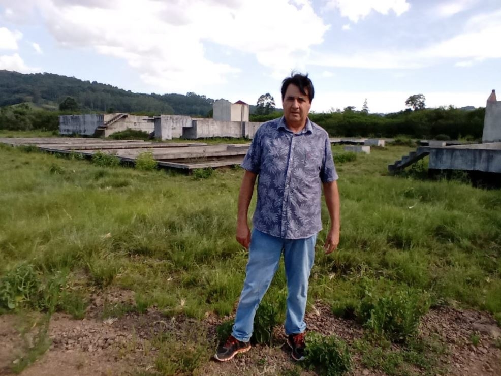 Prefeito Pedro Rippel em visita ao terreno onde foi iniciada a Estação de Tratamento de Esgoto da cidade
Foto: Edna Cardoso