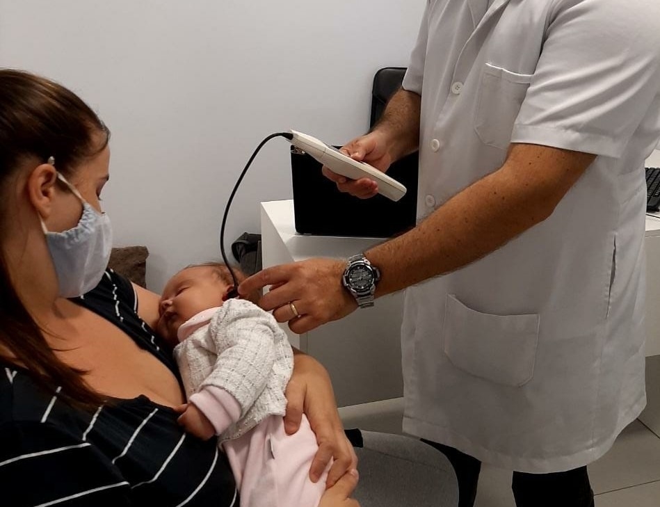 A pequena Helena Caroline Bertholdi Ferreira passou pelo teste com o fonoaudiólogo Jeferson Soares Glashorester nesta quarta-feira 
(Foto: Tainara Kray da Rosa)