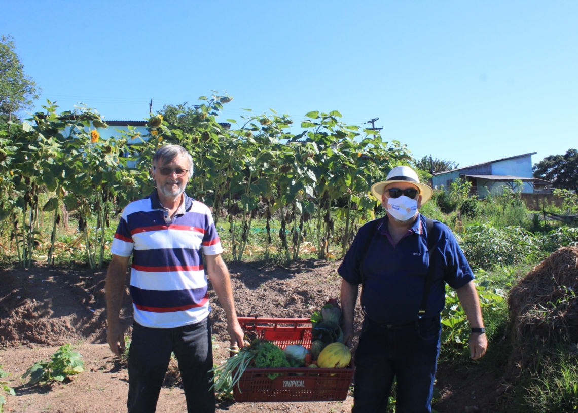 Aldino e Levi com uma caixa de produtos fresquinhos colhidos da horta.
Fotos: Matheus de Oliveira