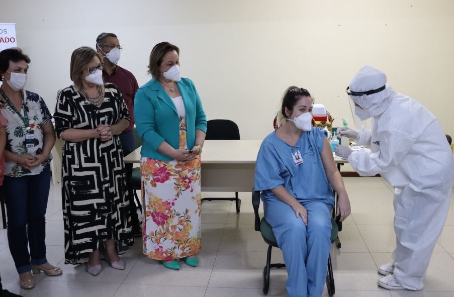 Nicolle, a primeira a ser vacinada em Taquara Foto: Cris Vargas