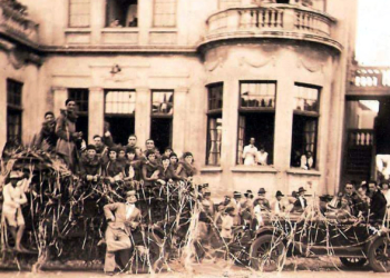 Bloco de carnaval, na década de 30, em frente ao Clube Comercial.
Foto: Divulgação