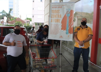 Voluntários em campanha na sexta-feira (5).
Foto: Matheus de Oliveira
