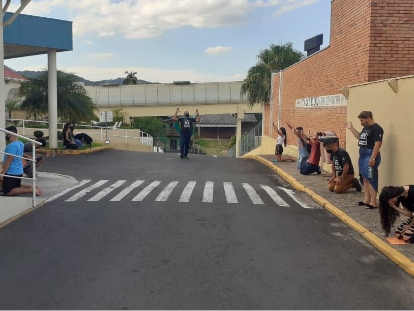 Fiéis orando em frente ao hospital Bom Pastor, de Igrejinha | Foto: Divulgação