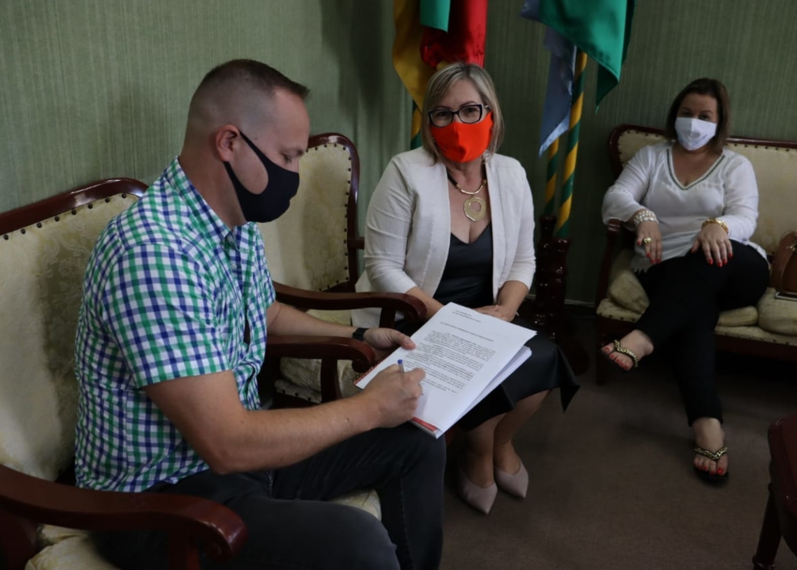 Parceria foi firmada na manhã desta sexta-feira no gabinete da prefeita Sirlei Silveira. Foto: Cris Vargas / Prefeitura de Taquara