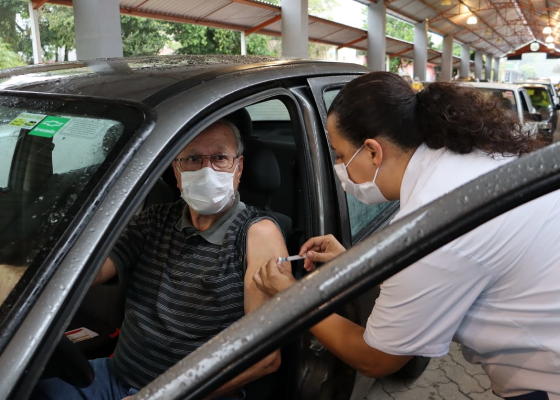 Nesta segunda-feira, idosos de 73 a 76 anos receberam o imunizante. Foto: Cris Vargas