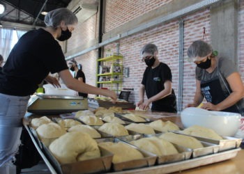Mesmo se encerrando o período programado para a ação, a ideia é continuar fazendo os pães com os valores já recebidos de doação
Foto: Lilian Moraes