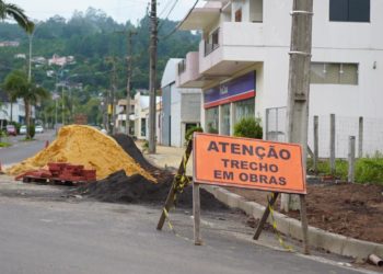 Placas sinalizando o início das obras já podem ser visualizadas pela avenida André Brambilla Foto: Divulgação/PMR