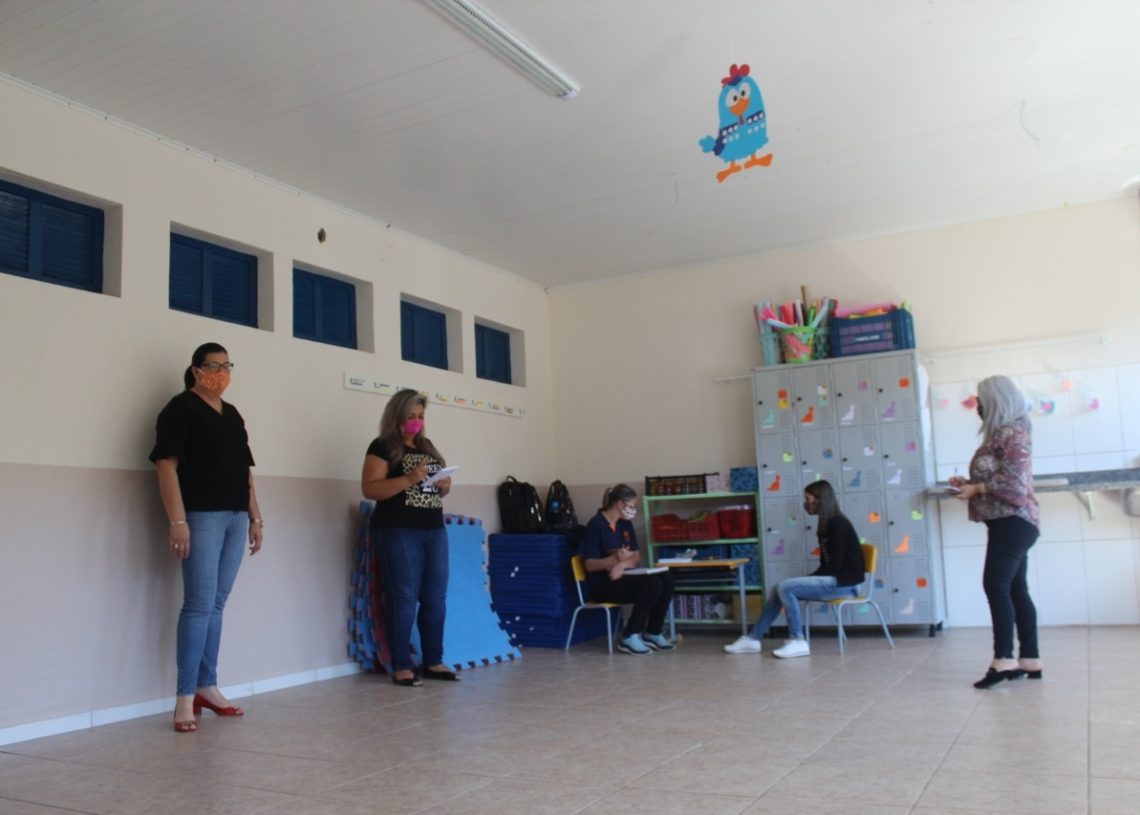 Secretária visitando as salas com nova pintura ao lado da equipe da Emei Meu Cantinho, no Centro (Foto: Melissa Costa)